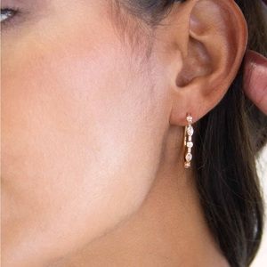 NWT ETTIKA CRYSTAL QUEEN 18K GOLD PLATED HOOP EARRINGS